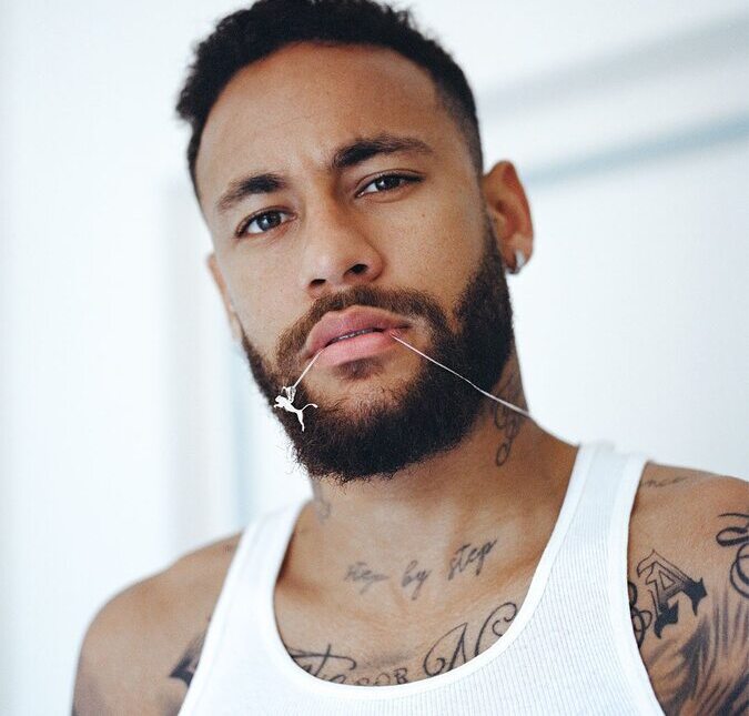Após polêmica, Neymar Jr. cobre símbolo da <i>Nike</i> ao publicar foto durante treino da seleção brasileira