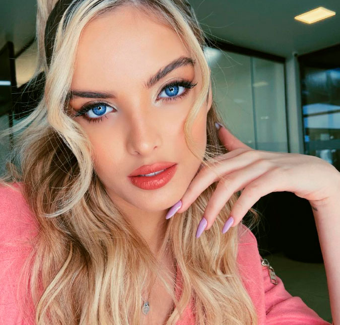 Após receber críticas por postar foto sensual, Giovanna Chaves desabafa no <i>Instagram</i>: <i>- Já sou uma adulta</i>