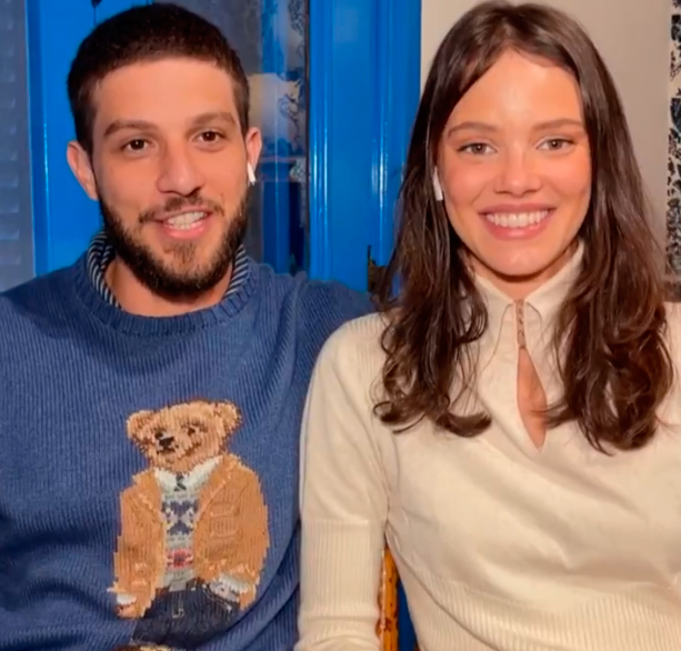 Laura Neiva revela prazo para engravidar e relembra episódio de epilepsia na frente de Chay Suede: - <i>Ficou bem assustado</i>