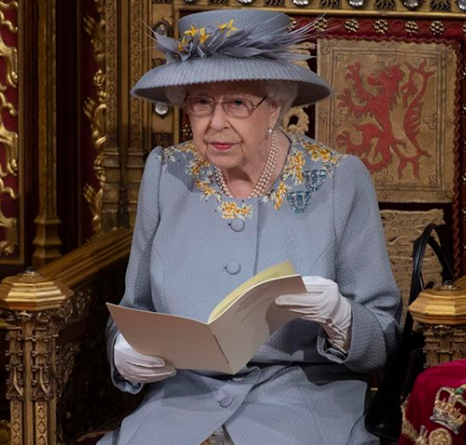 Rainha Elizabeth II se recusa a usar cadeira de rodas para não repetir maldição da irmã