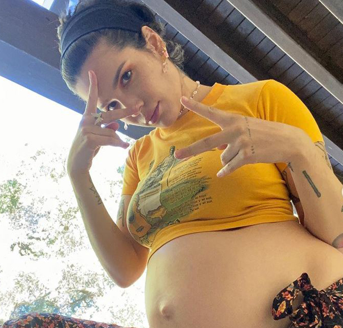 Na reta final da gravidez, Halsey posa com o barrigão e encanta fãs; confira!