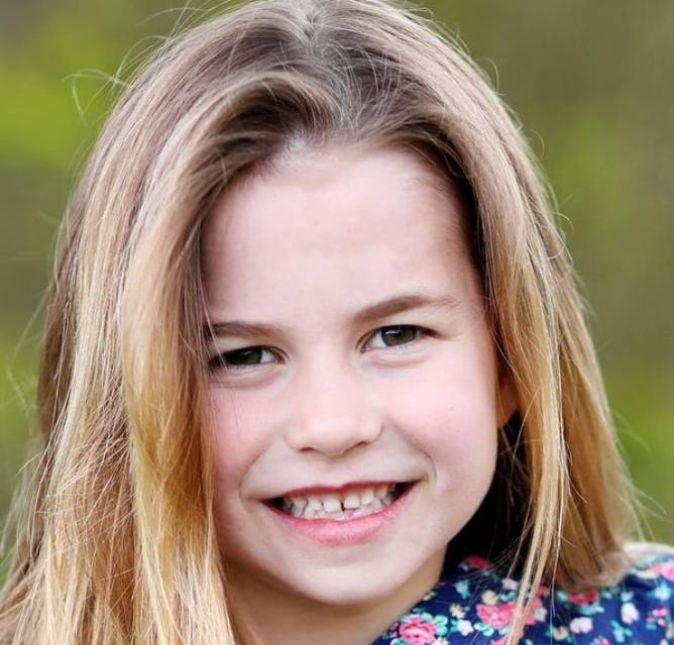 A segunda filha do casal, Charlotte Elizabeth Diana, nasceu em 2 de maio de 2015! Seu primeiro nome, Charlotte é uma versão feminina do nome Charles, avô dela e pai de William, e também é o nome do meio de Pippa Middleton, irmã de Kate. Em francês, o nome significa livre. O nome do meio, é claro, é uma homenagem à avó, a Rainha Elizabeth II, e o terceiro nome é uma homenagem à princesa Diana, mãe de William.