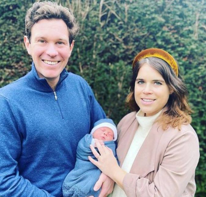O primeiro filho da princesa Eugenie, neta da Rainha Elizabeth II, e Jack Brooksbank, veio ao mundo no dia 9 de fevereiro de 2021 e foi batizado como August Philip Hawke Brooksbank. August é o nome cristão do príncipe Albert, que foi casado com a Rainha Vitória, e Philip vem de príncipe Philip, avô de Eugenie, que morreu em 9 de abril de 2021. Já Hawke vem da família de Jack!