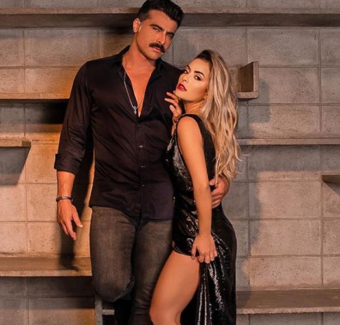 Está perto de começar mais um Power Couple Brasil, reality que faz muita gente perceber que nem tudo são flores na vida dos casais dentro e fora do confinamento. Às vezes, acaba surgindo aquele problema bem gente como a gente no meio do caminho ou aquela empolgadinha que acaba saindo até do controle. Pois é, teve casal no Power Couple Brasil 5, Li Martins e JP, que acabou esquecendo dos microfones ligados e foi para debaixo do edredom. Mas se eles estivessem apenas fazendo saliências, era uma coisa. Eles, na verdade, se empolgaram tanto que deu para ouvir um gemidão por meio da área externa da casa! Enquanto o clima esquentava para um casal, outro - Márcia Fellipe e Rod Bala -, acabou ficando bem irritado com a gritaria sexual. Quem nunca acabou se empolgado em uma relação, né!? Confira os momentos vida real que já rolaram com os casais do Power Couple! Está perto de começar mais um Power Couple Brasil, reality que faz muita gente perceber que nem tudo são flores na vida dos casais dentro e fora do confinamento. Às vezes, acaba surgindo aquele problema bem gente como a gente no meio do caminho ou aquela empolgadinha que acaba saindo até do controle. Pois é, teve casal no Power Couple Brasil 5, Li Martins e JP, que acabou esquecendo dos microfones ligados e foi para debaixo do edredom. Mas se eles estivessem apenas fazendo saliências, era uma coisa. Eles, na verdade, se empolgaram tanto que deu para ouvir um gemidão por meio da área externa da casa! Enquanto o clima esquentava para um casal, outro - Márcia Fellipe e Rod Bala -, acabou ficando bem irritado com a gritaria sexual. Quem nunca acabou se empolgado em uma relação, né!? Confira os momentos vida real que já rolaram com os casais do Power Couple!