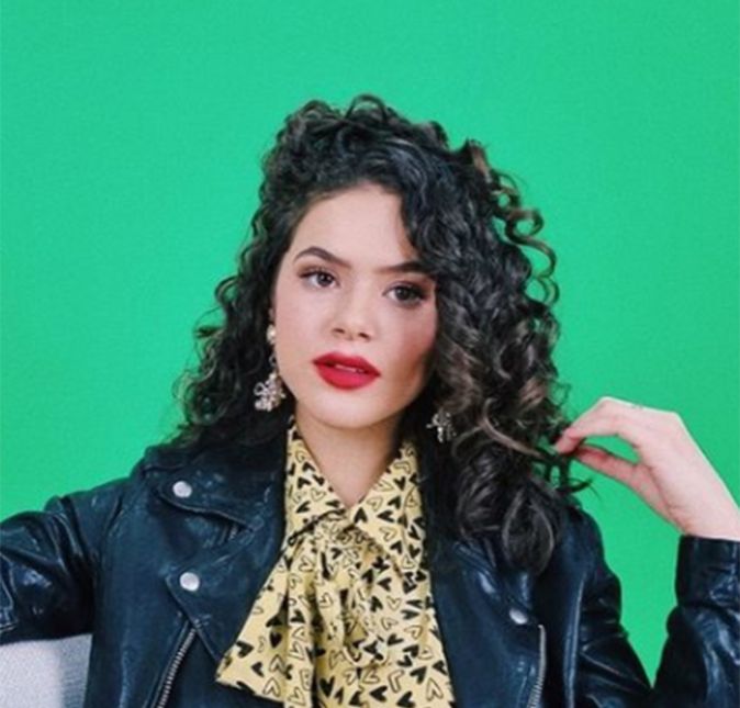 Maisa Silva é conhecida por não ter papas na língua e sempre responder boatos com seu nome. E por mais que ela ainda seja jovem, recentemente ela voltou a se irritar com os rumores de que estaria grávida. Por isso, o assunto foi comentado por ela com os fãs no Twitter .Tô pensando em mudar o nome de vocês de primos para filhos, viu? Quando eu for mãe de verdade, vocês vão achar que é fake, disse. E continuou: Mãeisa se encontra indignada. Gente, mas só esse ano, já deve estar batendo a minha sexta gravidez fake. Tanta coisa acontecendo no Brasil e vocês achando que não tem o que noticiar, tem sim!.