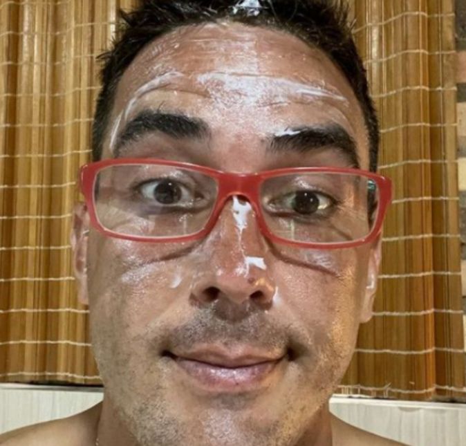 ...e por falar em insolação, André Marques sofreu bastante nos primeiros dias do programa e depois disso passou a não medir esforços para passar bastante creme e protetor solar para encarar as gravações.