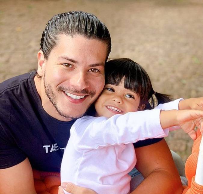 Arthur Aguiar nega que ostenta em redes sociais e fala sobre acordo com Mayra Cardi sobre a filha do casal: <i>- Tenho um acesso livre à Sophia</i>