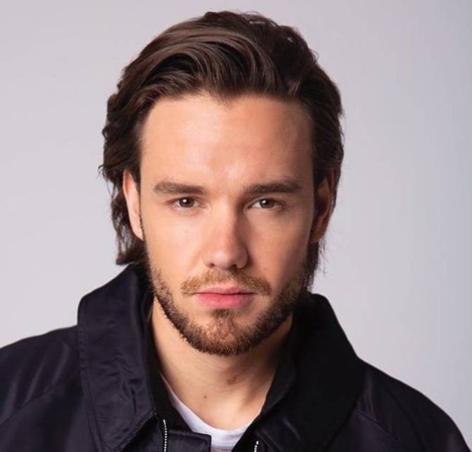 Liam Payne, do One Direction, conversou com Steven Bartlett no podcast Diary of a CEO, e revelou que sofreu com o abuso de álcool e drogas na época em que fazia parte do grupo teen. Durante a conversa, Liam admitiu que teve sérios problemas ligados aos vícios e a sua saúde mental durante os tempos da One Direction, e que chegou até mesmo a enfrentar pensamentos suicidas - mas que havia mantido tais assuntos em segredo até o momento. No papo, ele conta também que o uso de drogas e bebidas veio como uma maneira de lidar com o assédio: - Havia algumas fotos minhas em um barco e eu estava todo inchado. Chamo aquilo de minha cara de drogas e bebida. Meu rosto era dez vezes maior do que é agora. O problema era que a melhor maneira de nos proteger era nos trancar em nossos quartos, e o que há no quarto? Um mini-bar. Então eu dei uma festa para um que pareceu durar anos. Foi selvagem, mas a única maneira de você livrar a frustração. Além disso, o cantor admitiu que a pandemia do coronavírus fez com que ele voltasse a beber o que, por consequência, o fez ganhar peso. E isso afetou também sua autoestima. Confira a matéria completa aqui.