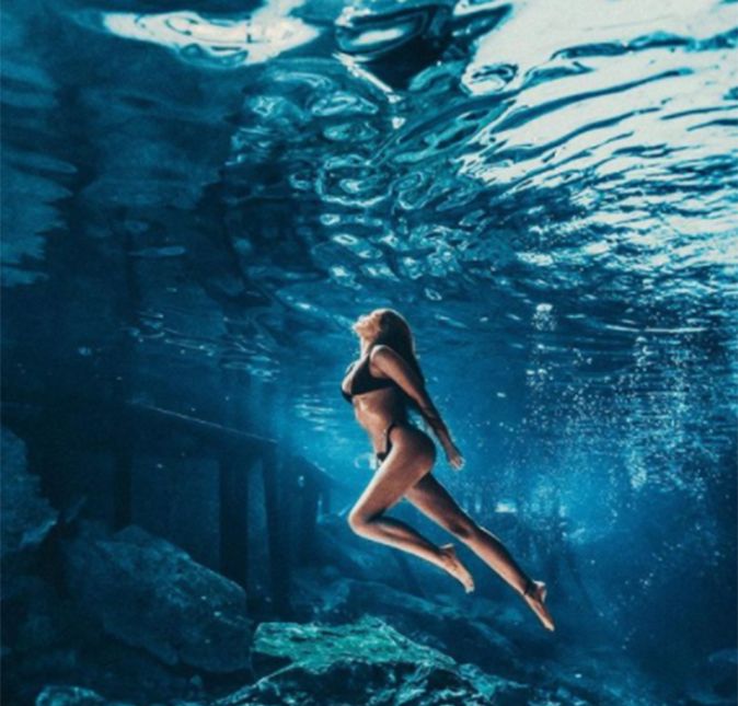 Neste acima, em que ela aparece sensualizado mesmo debaixo d'água. Nos comentários do post feito por ela para comemorar o Dia do Oceano, choveram elogios à modelo, sendo que ela foi comparada com uma sereia.