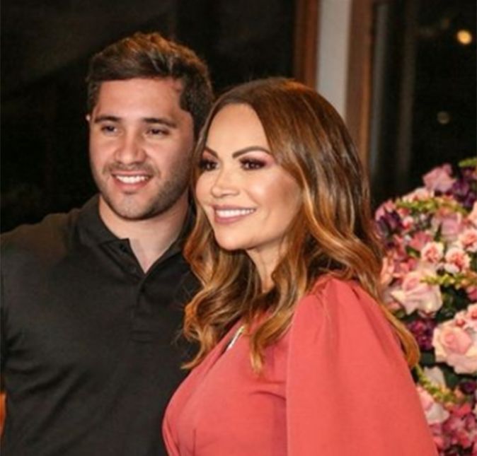 A cantora Solange Almeida confirmou que se casou no civil com Monilton Moura em novembro de 2020. A cerimônia ocorreu em segredo, na residência do casal no Ceará. Solange e Monilton se relacionaram em 2015, mas a relação acabou pelo fato de a cantora não gostar da ideia de ter um relacionamento com uma pessoa 17 anos mais nova do que ela. Agora, eles se casaram após cinco meses do reencontro.