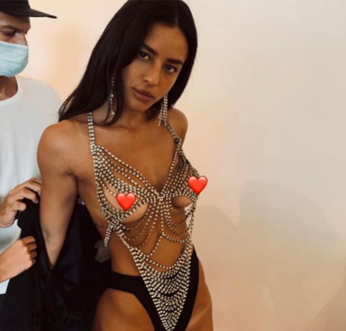 Certa vez Yanna Lavigne mostrou que está com tudo. A atriz postou em suas redes sociais um clique para lá de ousado, quando ela posa com o seios à mostra. Na legenda, ela escreveu: Mama transgressora passando pela sua timeline, literalmente.... Linda, não acha? Certa vez Yanna Lavigne mostrou que está com tudo. A atriz postou em suas redes sociais um clique para lá de ousado, quando ela posa com o seios à mostra. Na legenda, ela escreveu: Mama transgressora passando pela sua timeline, literalmente.... Linda, não acha?