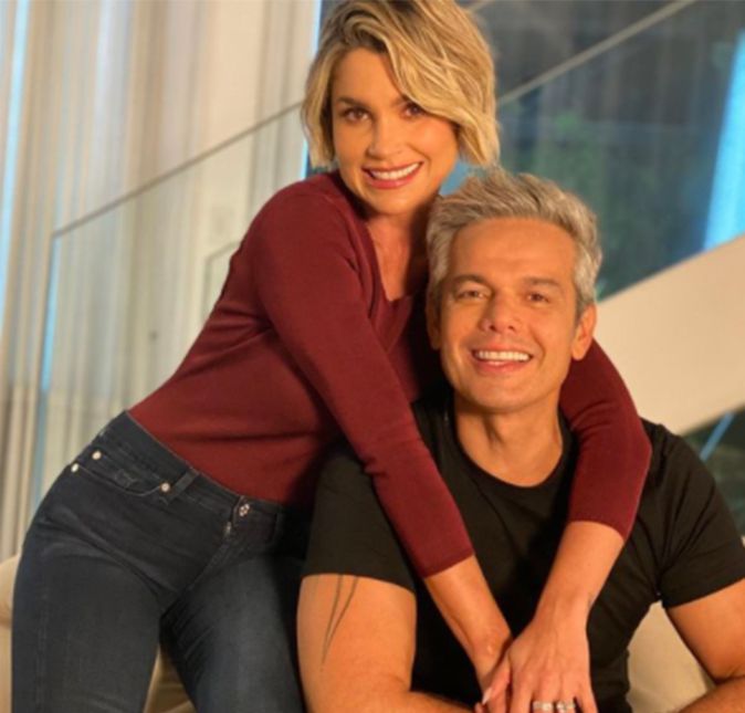 Alguns casais estão há tanto tempo juntos que nos fazem acreditar que o amor pode sim ser para sempre! É o caso de Flávia Alessandra e Otaviano Costa, que apesar de estarem casados há anos, continuam mostrando que a chama ainda está acesa entre eles. Juntos há 15 anos, eles falaram sobre a relação em entrevista ao jornal Extra. - Não tem um protótipo de casal 20 aqui, até porque acho que isso nem existe, afirma ele, que acha engraçado quando suas seguidoras elogiam sua veneração por Flávia: - Quando publico um post enaltecendo a Flávia, é muito interessante perceber como elas marcam os maridos, querendo que eles façam o mesmo. Fora das redes, as provocações mantêm a chama da paixão acesa. - Eu paquero a Flávia o dia todo, gosto de fotografá-la... Quando cruzamos um pelo outro em casa, tem aquela passada de mão com provocação. Nos provocamos muito o tempo todo. Estamos sempre nos pegando. Essa picardia ajuda a despertar esse lado, detalha Otaviano. E Flávia completa: - Tem dia em que a gente se provoca com humor, em outros vamos por um caminho mais sério... Não existe uma fórmula única (para o romance), e essa é a melhor dosagem de todas. A gente consegue brincar aqui e acolá sem ter uma regra estabelecida. Alguns casais estão há tanto tempo juntos que nos fazem acreditar que o amor pode sim ser para sempre! É o caso de Flávia Alessandra e Otaviano Costa, que apesar de estarem casados há anos, continuam mostrando que a chama ainda está acesa entre eles. Juntos há 15 anos, eles falaram sobre a relação em entrevista ao jornal Extra. - Não tem um protótipo de casal 20 aqui, até porque acho que isso nem existe, afirma ele, que acha engraçado quando suas seguidoras elogiam sua veneração por Flávia: - Quando publico um post enaltecendo a Flávia, é muito interessante perceber como elas marcam os maridos, querendo que eles façam o mesmo. Fora das redes, as provocações mantêm a chama da paixão acesa. - Eu paquero a Flávia o dia todo, gosto de fotografá-la... Quando cruzamos um pelo outro em casa, tem aquela passada de mão com provocação. Nos provocamos muito o tempo todo. Estamos sempre nos pegando. Essa picardia ajuda a despertar esse lado, detalha Otaviano. E Flávia completa: - Tem dia em que a gente se provoca com humor, em outros vamos por um caminho mais sério... Não existe uma fórmula única (para o romance), e essa é a melhor dosagem de todas. A gente consegue brincar aqui e acolá sem ter uma regra estabelecida.