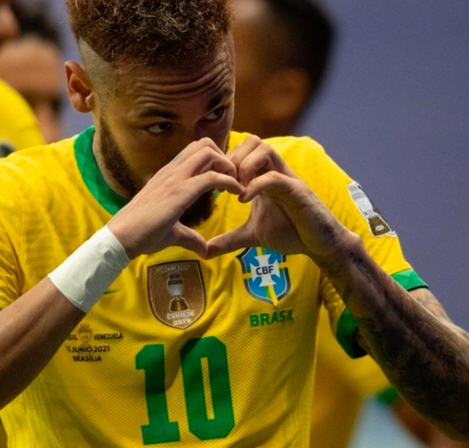 Neymar Jr. publica foto fazendo coração com as mãos e levanta suspeita de <i>affair: Queria marcar, mas ela não deixa</i>
