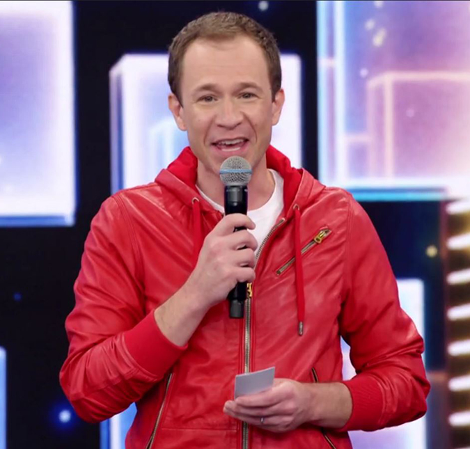 Tiago Leifert recebe elogios da <i>web</i> após apresentar <i>Domingão do Faustão</i> e internautas opinam: <i>Deveriam manter o Titi aos domingos</i>