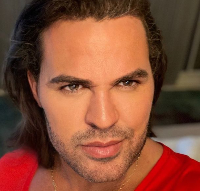 Fãs brincam com aparência de Eduardo Costa durante uma <I>live</i>