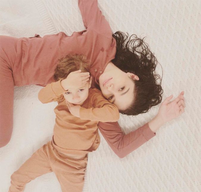 Em outra ocasião, Sophie surpreendeu ao mostrar que o garotinho, já está enorme! Eles posaram juntinhos, bem à vontade, esparramados na cama e com os looks combinando. Em outra ocasião, Sophie surpreendeu ao mostrar que o garotinho, já está enorme! Eles posaram juntinhos, bem à vontade, esparramados na cama e com os looks combinando.