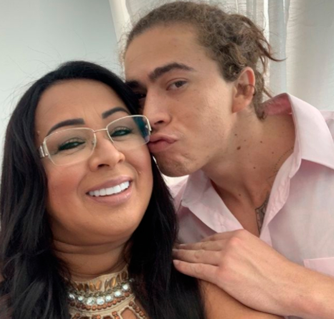 Mãe de Whindersson Nunes diz que está com <i>raiva</i> e desabafa sobre estado de saúde do filho: <i>- Parem de inventar coisas com a vida dos outros</i>