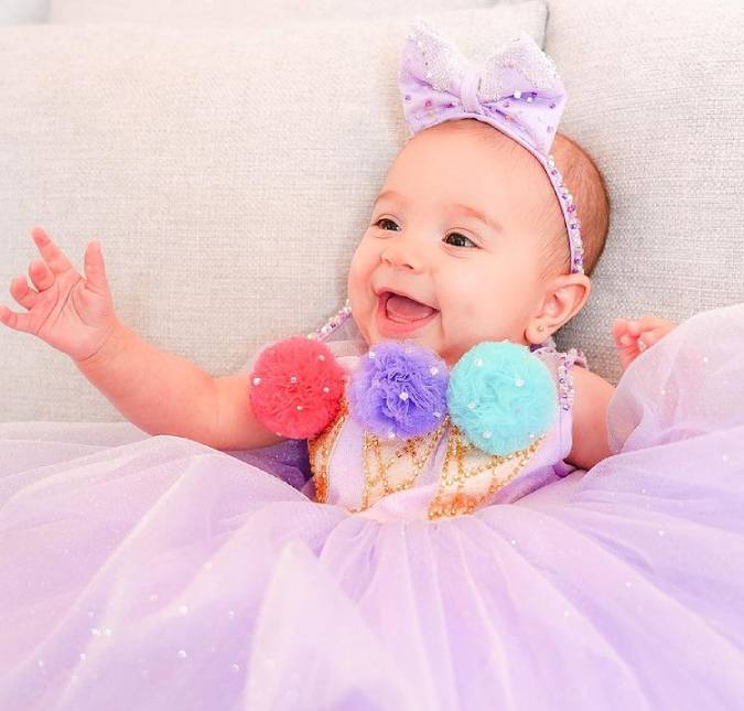 Raika, filha de Romana Novais e do <i>DJ</I> Alok, aparece sorrindo ao usar tutu; veja as fotos!