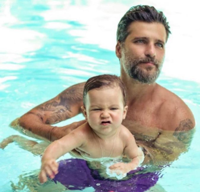 Bruno Gagliasso é um paizão daqueles. E ele postou uma foto para lá de fofa com o caçula Zyan, enquanto os dois brincavam na piscina que encantou a todos. Na legenda do clique, ele escreveu: Baby Z veio dar um oi pras Vacinas do Twitter do Papito. Mas o que chamou a atenção mesmo foi a careta para lá de fofo que o menininho fez. Tem como não se derreter?
