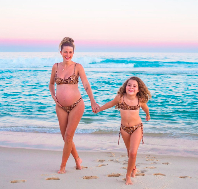 Debby Lagranha faz ensaio na praia e exibe barriga de seis meses de gravidez; veja