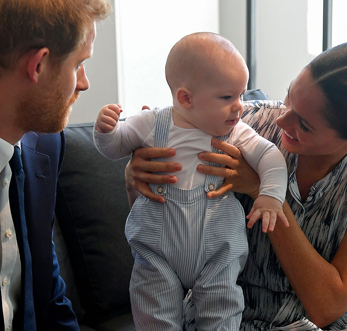 Amigo de Meghan Markle afirma que família real britânica fez inúmeros comentários racistas sobre Archie Harrison; saiba