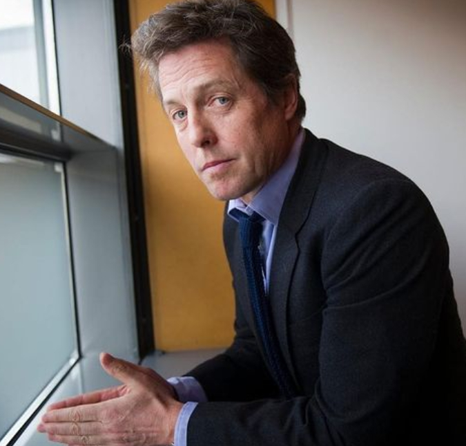 Hugh Grant se revolta com <I>fake news</i>, entenda!