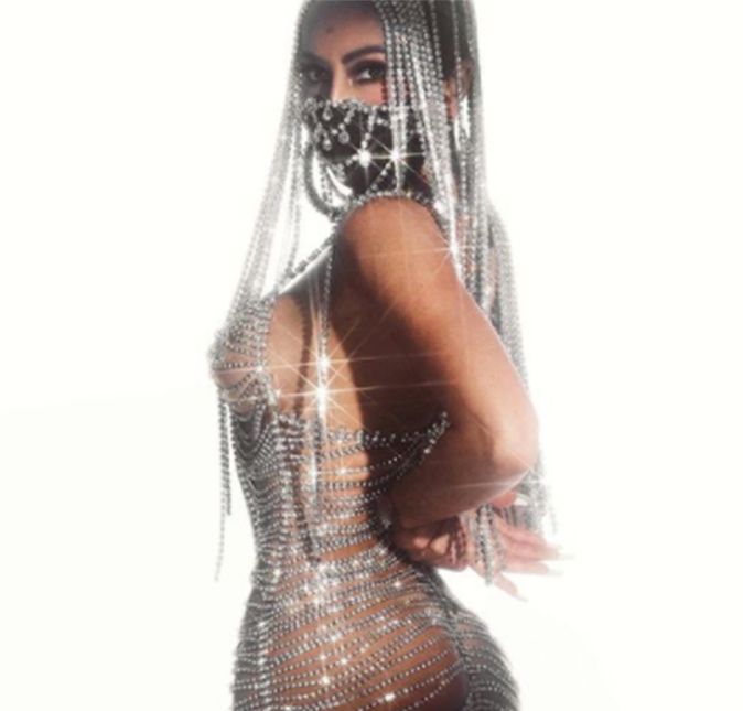 Não tem como negar que Sabrina Sato é um arraso. A apresentadora posta fotos sensuais nas redes sociais vez ou outra e, é claro, faz todo mundo babar. Foi exatamente isso que aconteceu quando ela apareceu assim, com um modelito todo brilhante e exibindo o corpão. Na legenda, no entanto, ela alertou: Hoje é dia de #tbt, mas o lembrete segue atual: usem máscara #mascarasalva #usemascara. Recado dado, né? Não tem como negar que Sabrina Sato é um arraso. A apresentadora posta fotos sensuais nas redes sociais vez ou outra e, é claro, faz todo mundo babar. Foi exatamente isso que aconteceu quando ela apareceu assim, com um modelito todo brilhante e exibindo o corpão. Na legenda, no entanto, ela alertou: Hoje é dia de #tbt, mas o lembrete segue atual: usem máscara #mascarasalva #usemascara. Recado dado, né?