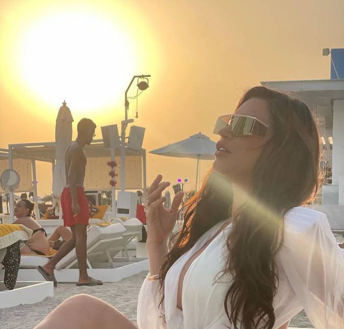 Após revelar depressão, ex-<i>A Fazenda</i> Raissa Barbosa viaja para Dubai e ganha apoio de famosos: <i>Que bom te ver sorrindo!</i>