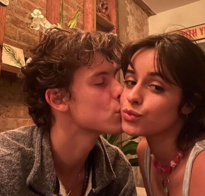 Shawn Mendes e Camila Cabello aproveitam dia no parque da <i>Universal Studios</i> nos Estados Unidos; veja os cliques!