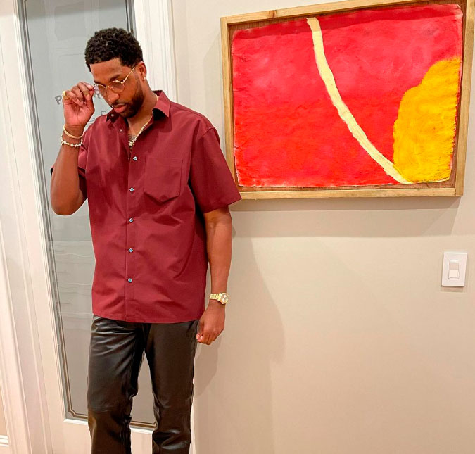 Tristan Thompson é visto entrando em quarto com três mulheres em festa privada, em Los Angeles