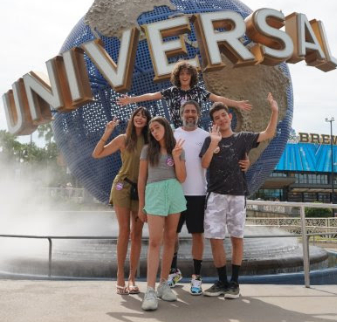 Romeo Mion comemora 16 anos de idade com <I>tour</i> personalizado no parque da <I>Universal</i>