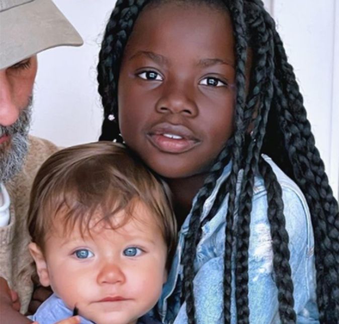 Ao compartilhar um clique em que Titi está com Zyan nos braços ela se derreteu - e encantou a web: Affffff minhas perfeições #familiaewbankgagliasso #amor #obrigadaDeus.