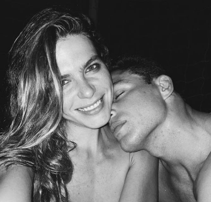 Em um clique preto e branco, Mari escreveu o seguinte na legenda: O amor é a resposta, não importa a pergunta. Ui!