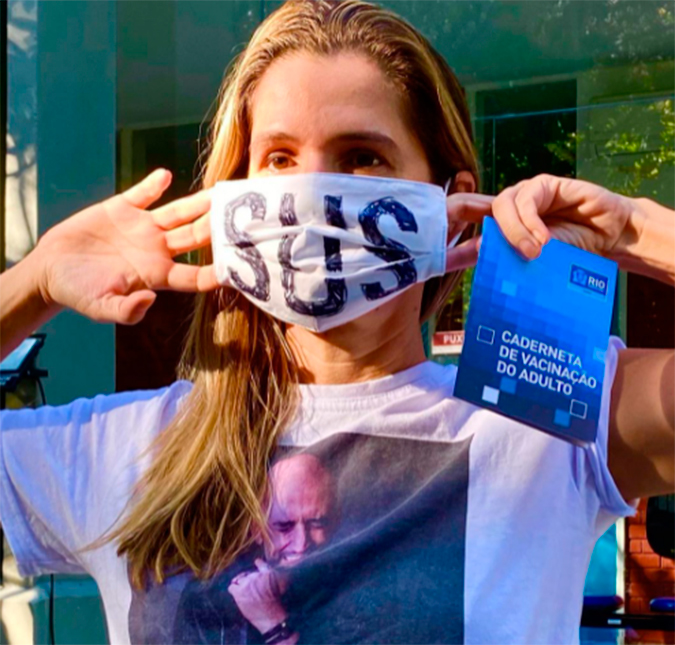 Ingrid Guimarães aparece com camiseta estampada com foto de Paulo Gustavo para se vacinar contra a Covid-19