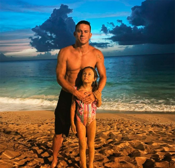 O ator Channing Tatum pegou os seguidores e fãs de surpresa ao mostrar o rosto da filha Everly Elizabeth Maiselle Tatum, de oito anos de idade, pela primeira vez. Até então ele vinha apenas compartilhando fotos da menina sem que deixasse o rosto dela à mostra. Everly é fruto da relação com a ex-mulher, Jenna Dewan. Ele ainda aproveitou a publicação para falar sobre o momento especial com a menina: Vocês, meus pequeninos são tudo! Você é meu mundo e meu coração. Você estava olhando para a lua cheia nessa foto e me contando a profecia da sereia da lua cheia e então corremos para a água e procuramos por ela e brincamos com bastões luminosos na água noturna chamando as sereias. Você disse que tocou uma sereia careca e viu uma cauda. Um dia você vai ler isso e espero rir. Nós nos divertimos, escreveu. O astro, no entanto, não esclareceu a razão pelo qual resolveu exibir o rosto da filha a partir de agora, mas sabe-se que ele e a ex-companheira já enfrentaram momento conturbado por causa da guarda compartilhada da criança.