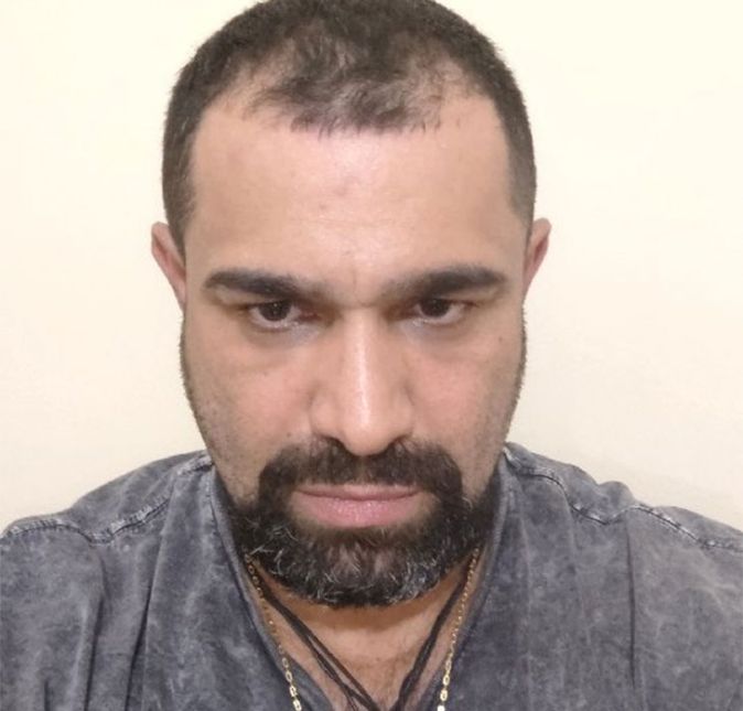 Em suas redes sociais, o humorista Evandro Santo revelou que está internado para tratar de sua dependência química: - Pensem comigo, saí de casa cedo, já era gay, filho de mãe solteira, mexer com drogas não estava nos meus planos, eu sabia que isso poderia me derrubar a caminho da minha sobrevivência. Então quando adolescente eu não fumei maconha, eu não bebi, não cheirei, não usei loló. Todas as minhas loucuras eu fiz de cara limpa. Eu fui beber a primeira vez quando eu tinha 25 anos, no Rio de Janeiro, eu nunca me esqueço. Eu fiquei bêbado, mas não me pegou. Entretanto, as substâncias mais pesadas chegaram quando Evandro tinha 29 anos de idade: - Tomei o primeiro ecstasy e foi aquela maravilha. Comecei a tomar uma vez por ano, achei que estava tudo bem, falei: Não vou me viciar, uma vez por ano Deus perdoa. [...] Só que eu fui ficando mais velho e eu não dei conta de algumas demandas da vida emocional e comecei a usar, tive um uso muito pesado de 2014 a 2020. Hoje eu estou na quinta internação. O ex-A Fazenda também contou que vai ficar internado por um ano: - Meu tratamento era para ser de quatro meses, eu pedi que fosse um ano. Porque além de me tratar, eu também estou estudando sobre todas as coisas de saúde mental que eu posso, porque eu quero pegar essa causa. Eu tenho 46 anos de idade, eu quero deixar um legado. Não quero que mais pessoas passem pelo que eu passei. Eu estou escrevendo um livro. Desejamos muitas forças a Evandro nesse momento delicado.
