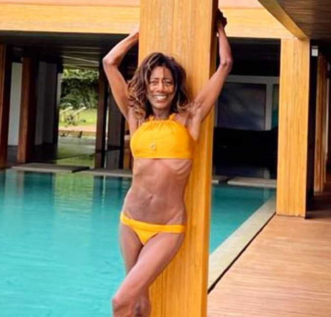 Glória Maria esbanja boa forma em clique de biquíni na piscina de hotel e dispara: <i>Não sou convidada, tenho que pagar</i>