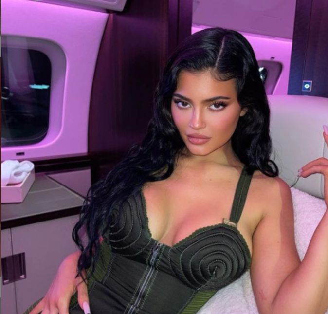 De acordo com o The Sun, Kylie Jenner acabou levantando suspeitas de uma segunda gravidez por parte dos internautas depois que postou um vídeo no qual aparece usando apenas um sutiã - e alguns seguidores da socialite apontaram que seus seios estavam maiores. E claro, começaram a criar diversas teorias por conta disso. Os fãs também levantaram que em um dos recentes episódios da série Keeping Up With The Kardashians, a matriarca Kris Jenner propõe um brinde com shots de tequila ao lado das filhas - mas Kylie bebe somente metade do pequeno copo. Será que a Stormi vai ser promovida a irmã mais velha?