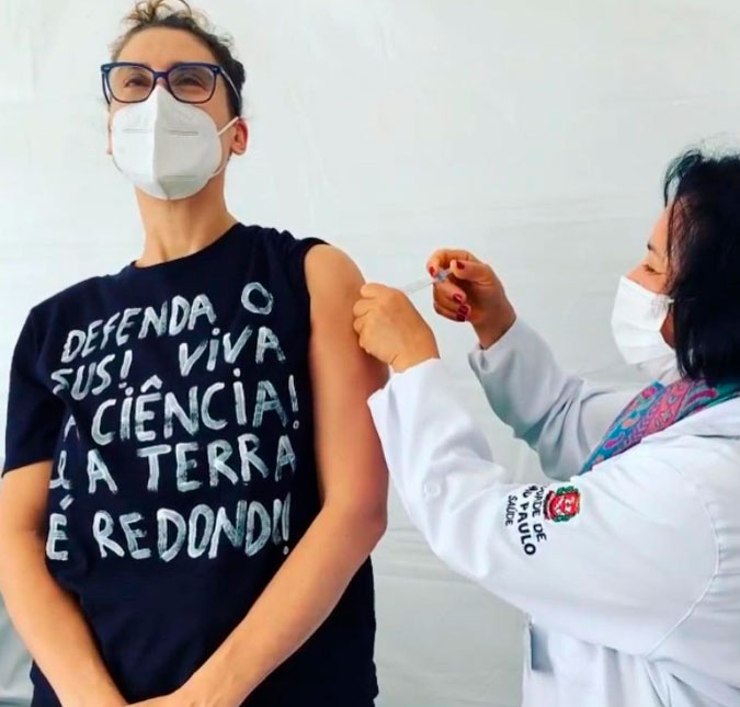 Paola Carosella responde acusação de seguidor sobre ter mentido a vacina: <i>Nem todo mundo é mentiroso, viu?</i>