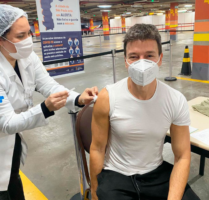 Aos 47 anos de idade, Rodrigo Faro toma a primeira dose da vacina contra a Covid-19!
