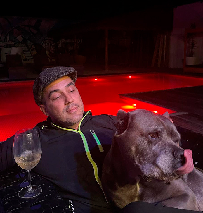 André Marques curte vida de solteiro com cachorros e vinho gelado