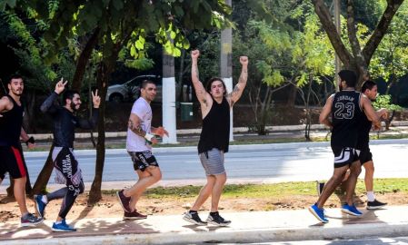 Whindersson Nunes é visto correndo em São Paulo com amigos e faz graça para os fotógrafos; veja as fotos!