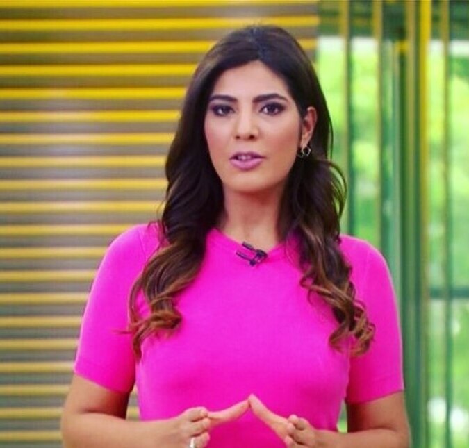 Andréia Sadi toma a primeira dose da vacina contra a Covid-19