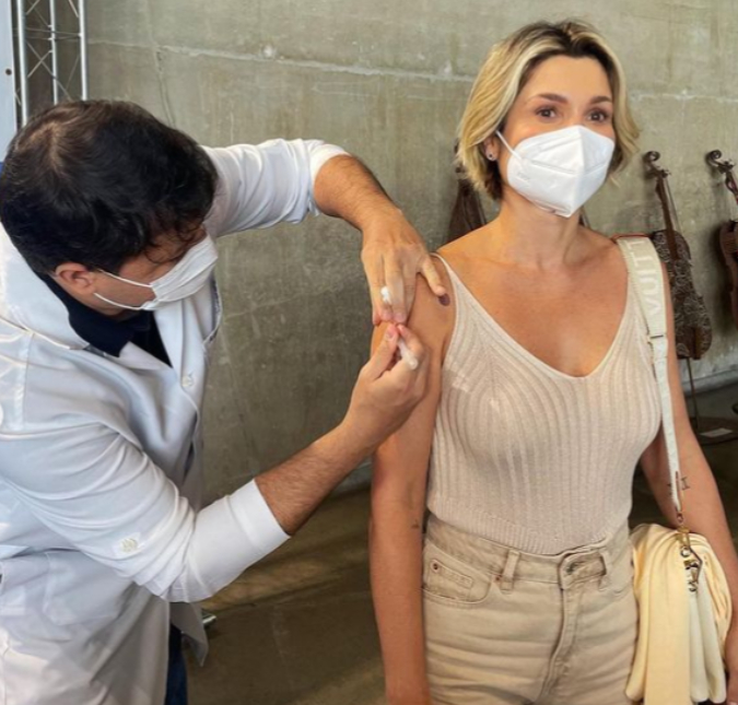 Flávia Alessandra toma a primeira dose da vacina contra o novo coronavírus