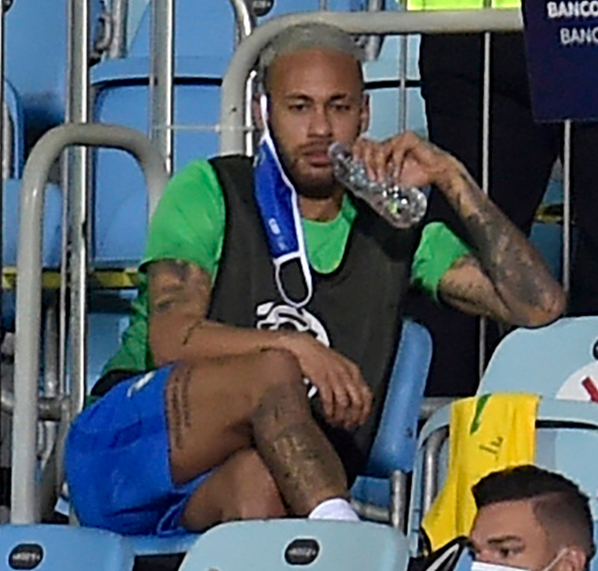 Neymar Jr. vira <i>meme</i> ao ser flagrado em banco de reservas durante jogo do Brasil e internautas brincam: <i>Neymar é um meme pronto</i>