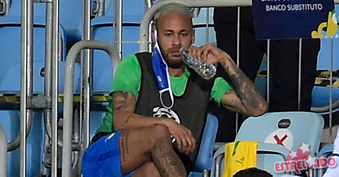Neymar Jr. vira meme ao ser flagrado em banco de reservas durante jogo