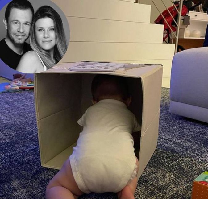 Daiana Garbin, esposa de Tiago Leifert, compartilhou com os fãs uma foto rara da filha do casal, Lua, quando a pequena completou oito meses de vida! No clique divertido, a bebê aparece toda exploradora brincando em uma caixa: Lua faz oito meses hoje! Já temos uma gatinha que engatinha a sala toda, tira todos os brinquedos para entrar na caixa e fica em pé no berço, escreveu Daiana na legenda. Fofa, né?