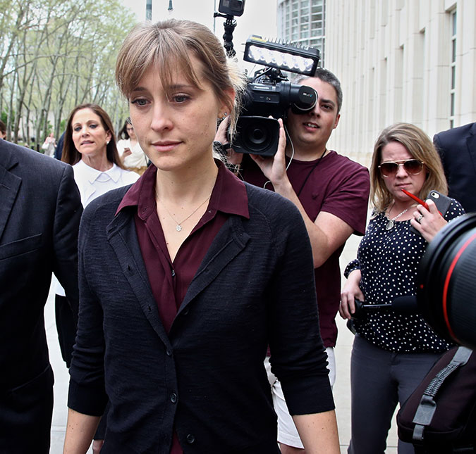 Atriz de <I>Smallville</I> é condenada a três anos de prisão após participação em seita sexual; saiba mais