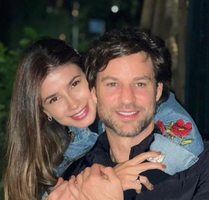 Paula Fernandes compartilhou uma foto em suas redes sociais com uma legenda pra lá de enigmática: Noite especial com eles!, sendo que estava apenas a cantora e o namorado na publicação. Os fãs, claro, começaram a criar diversas teorias e até chegaram a questionar se a sertaneja estaria mesmo grávida, mas ela manteve o mistério e não respondeu nenhum deles. Será que vem bebê por aí?