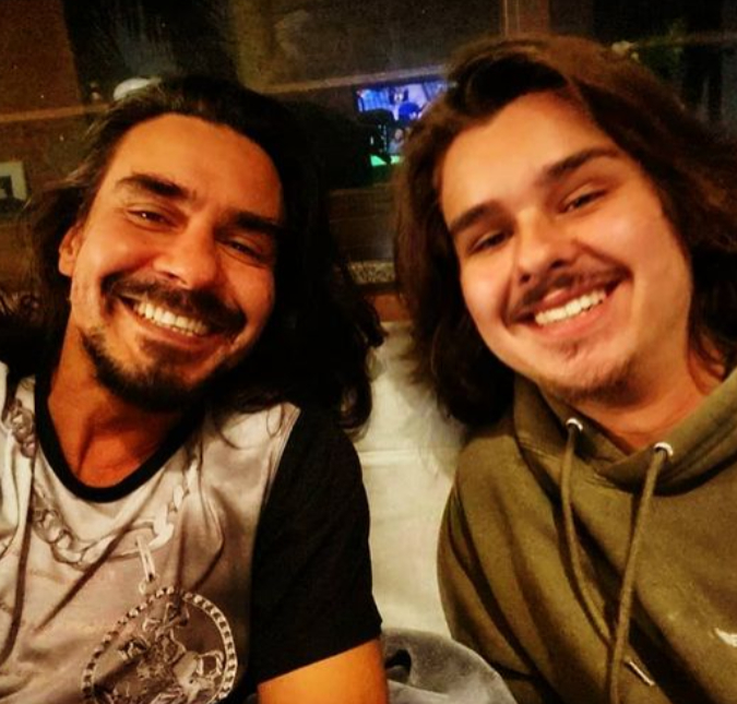 André Gonçalves revê filho fruto do relacionamento com Myrian Rios após um ano e meio, posta foto e Danielle Winits brinca: <i>Quem é quem?!</i>